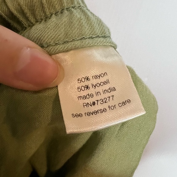 ELIZABETH AND JAMES Jogger Cargo Pants in Green. Size Medium - Picture 7 of 7